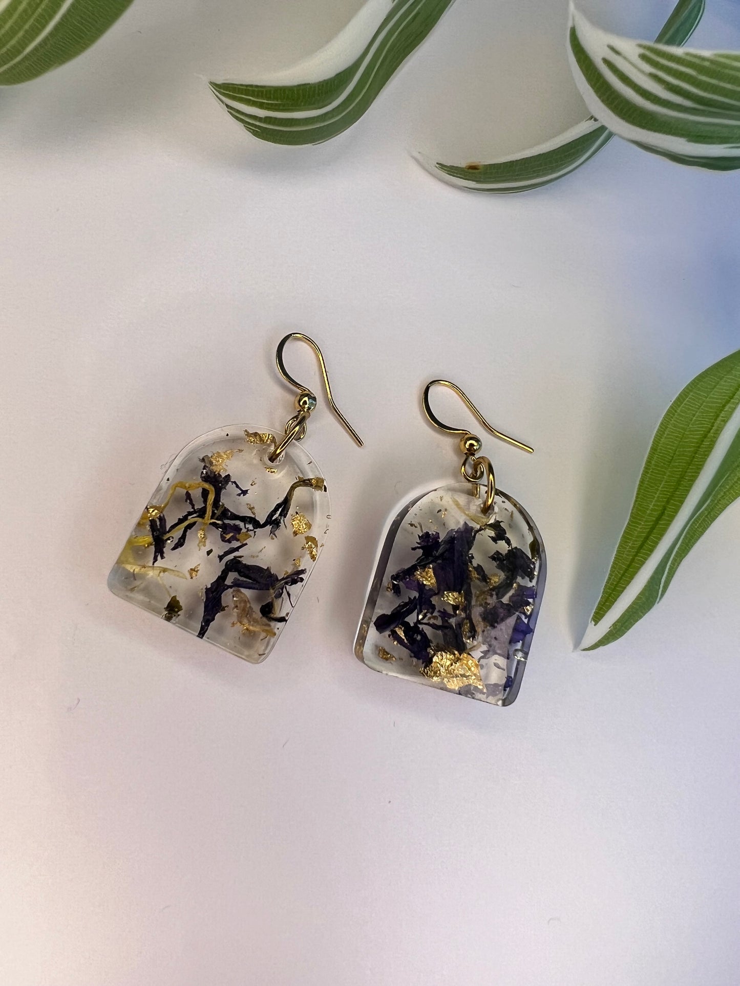 Boucles d’oreilles petites arche feuilles de mauves et feuille d’or