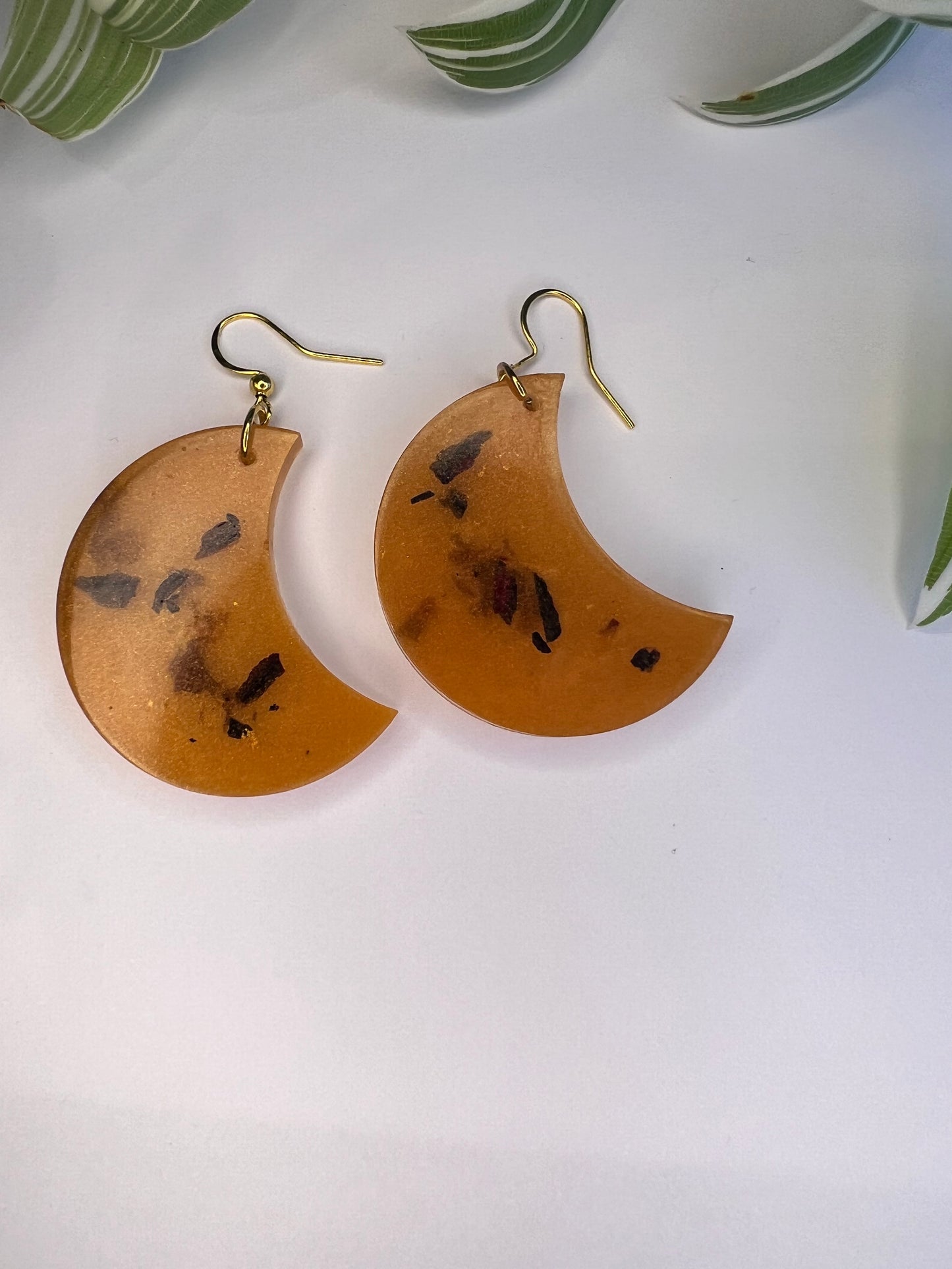 Boucles d’oreilles Lune, feuilles de rose et feuille d’or