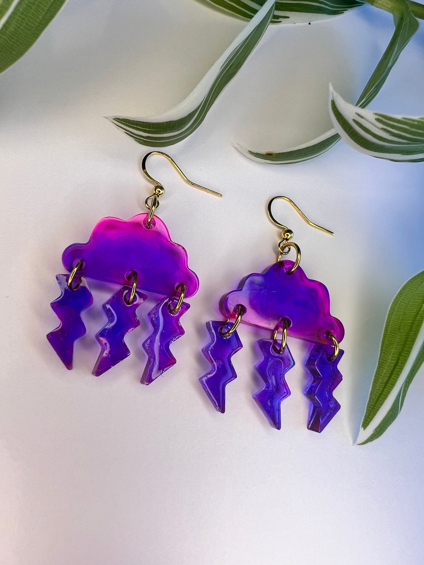 Boucles d’oreilles nuage éclair bleu mauve, poudre de mica