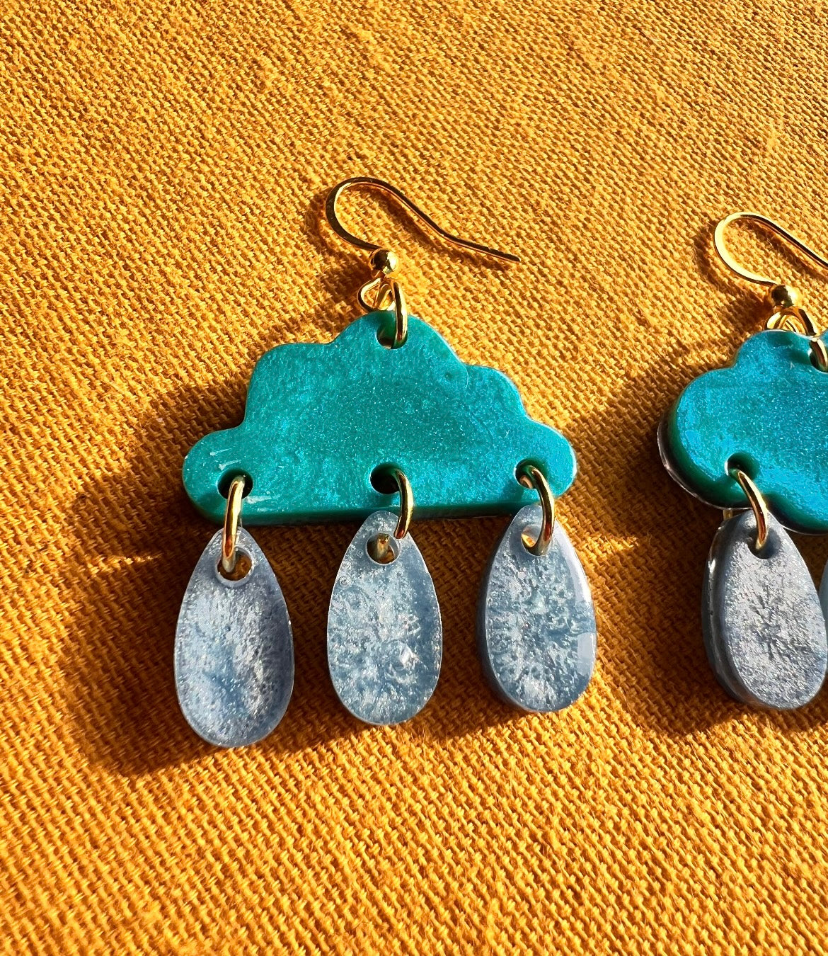 Boucles d’oreilles nuage bleu, poudre de mica