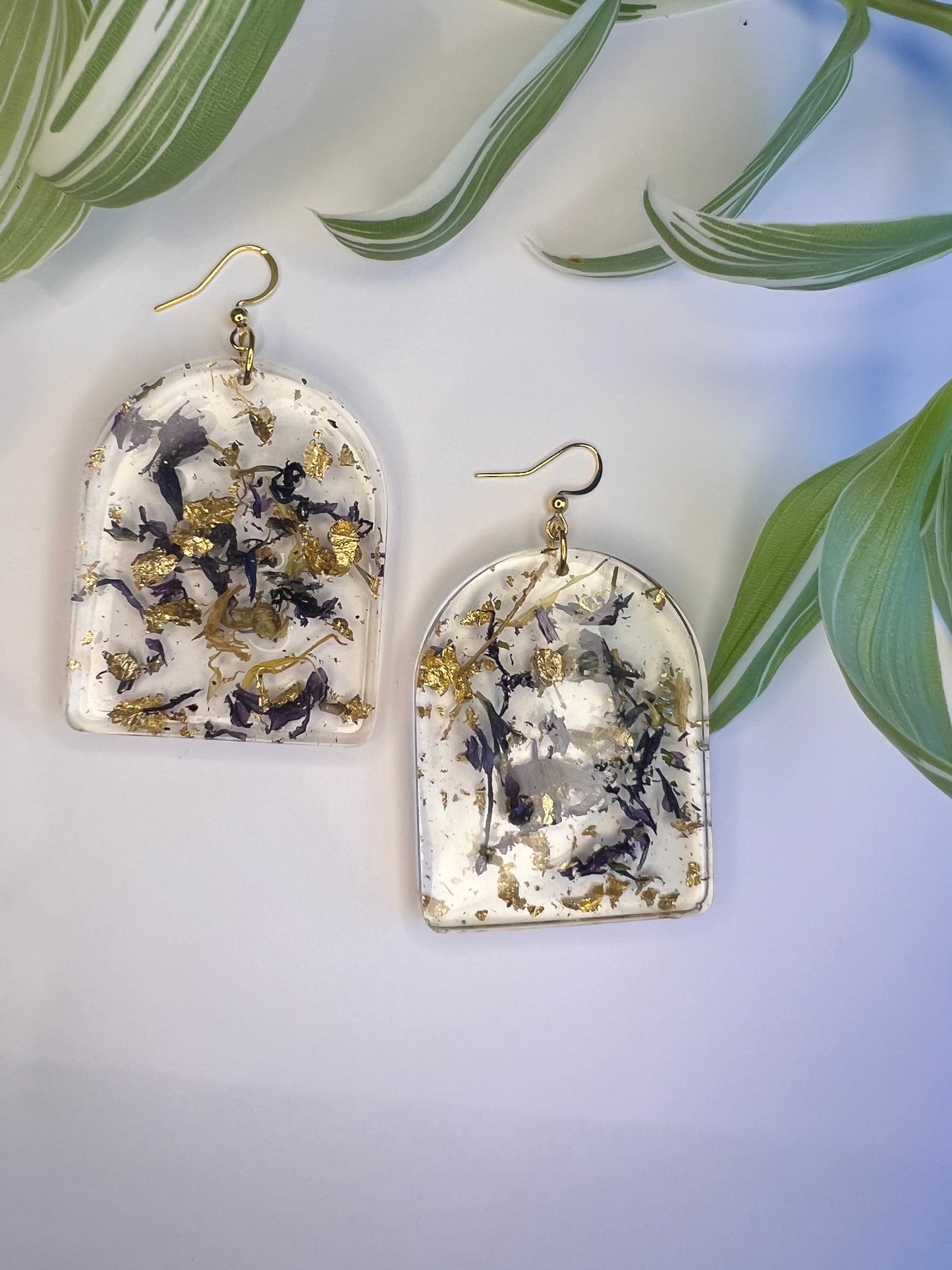 Boucles d’oreilles arche feuilles de mauves et feuille d’or