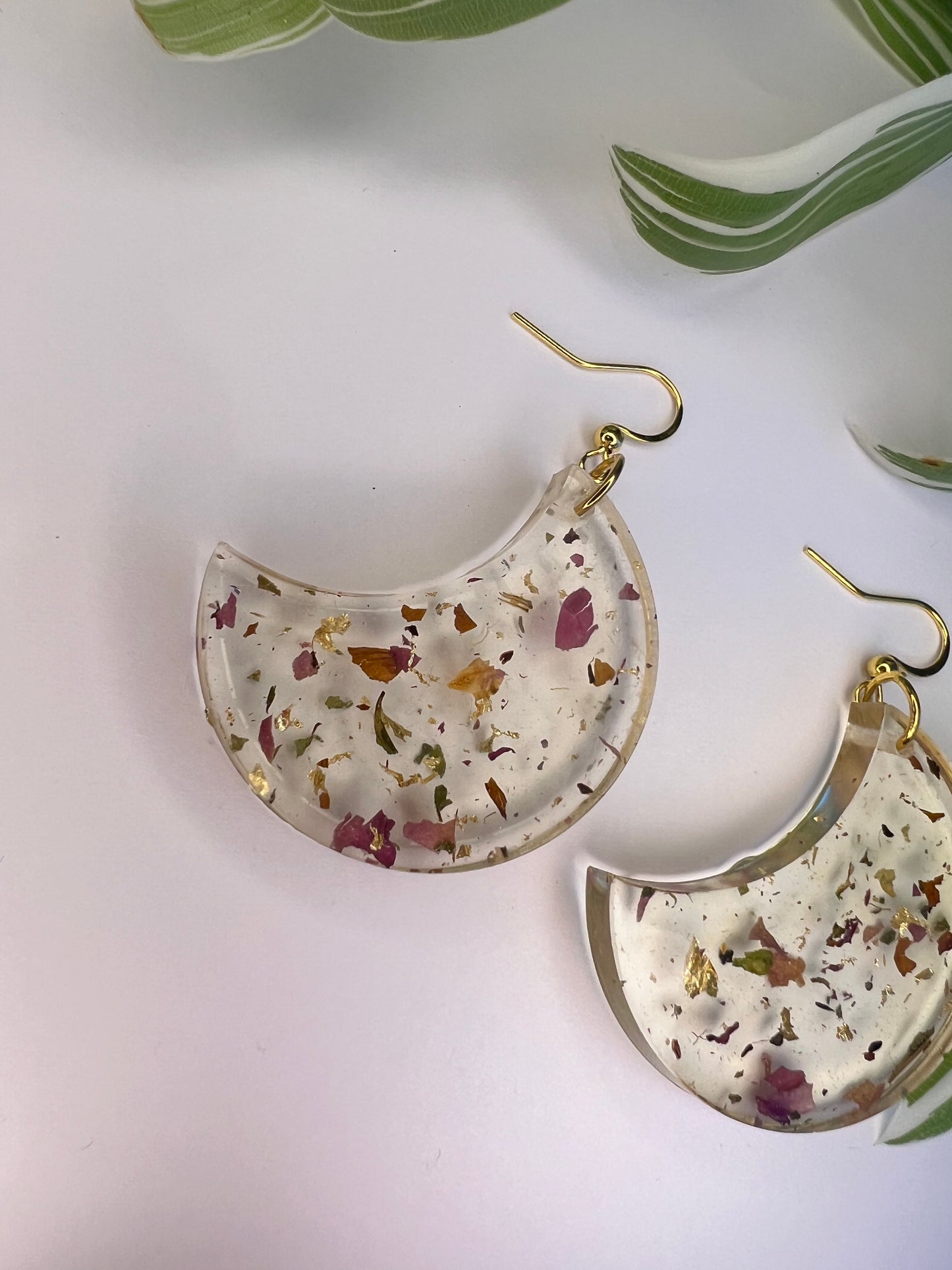 Boucles d’oreilles Lune, feuilles d’orties, rose et feuille d’or