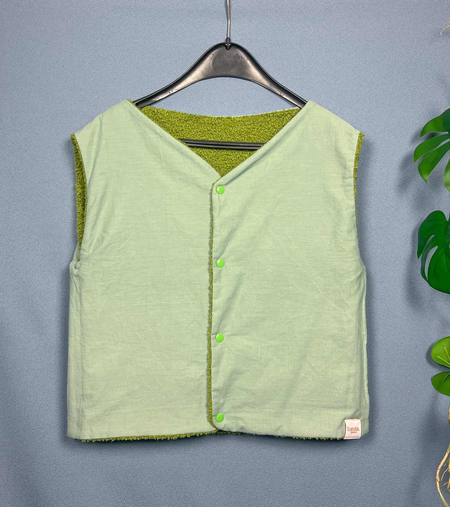 Reversible sleeveless vest - black lines