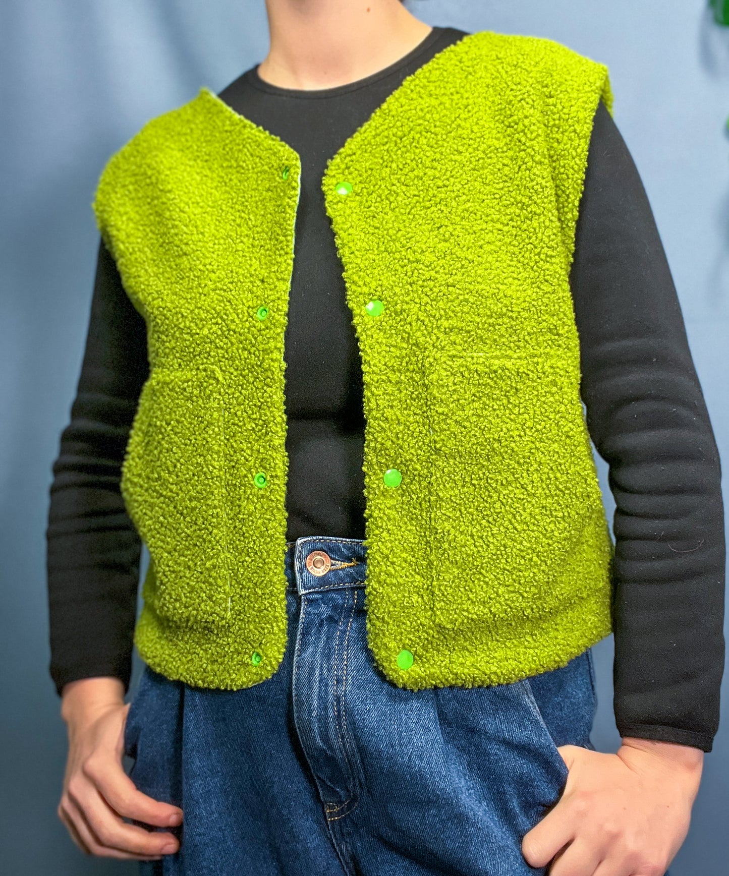 Reversible sleeveless vest - black lines