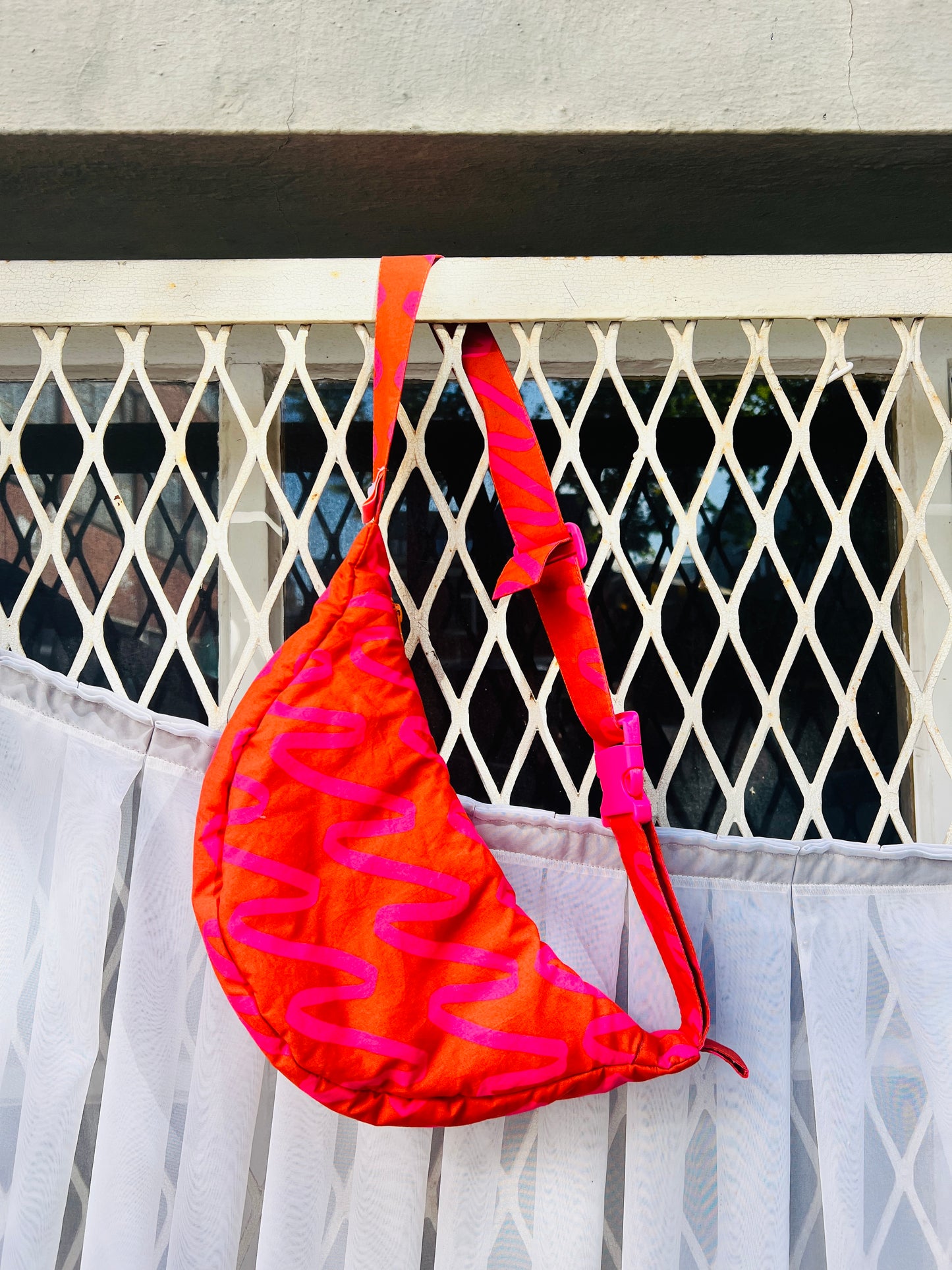 Sac halfmoon - Pink Lines - LunaticShop