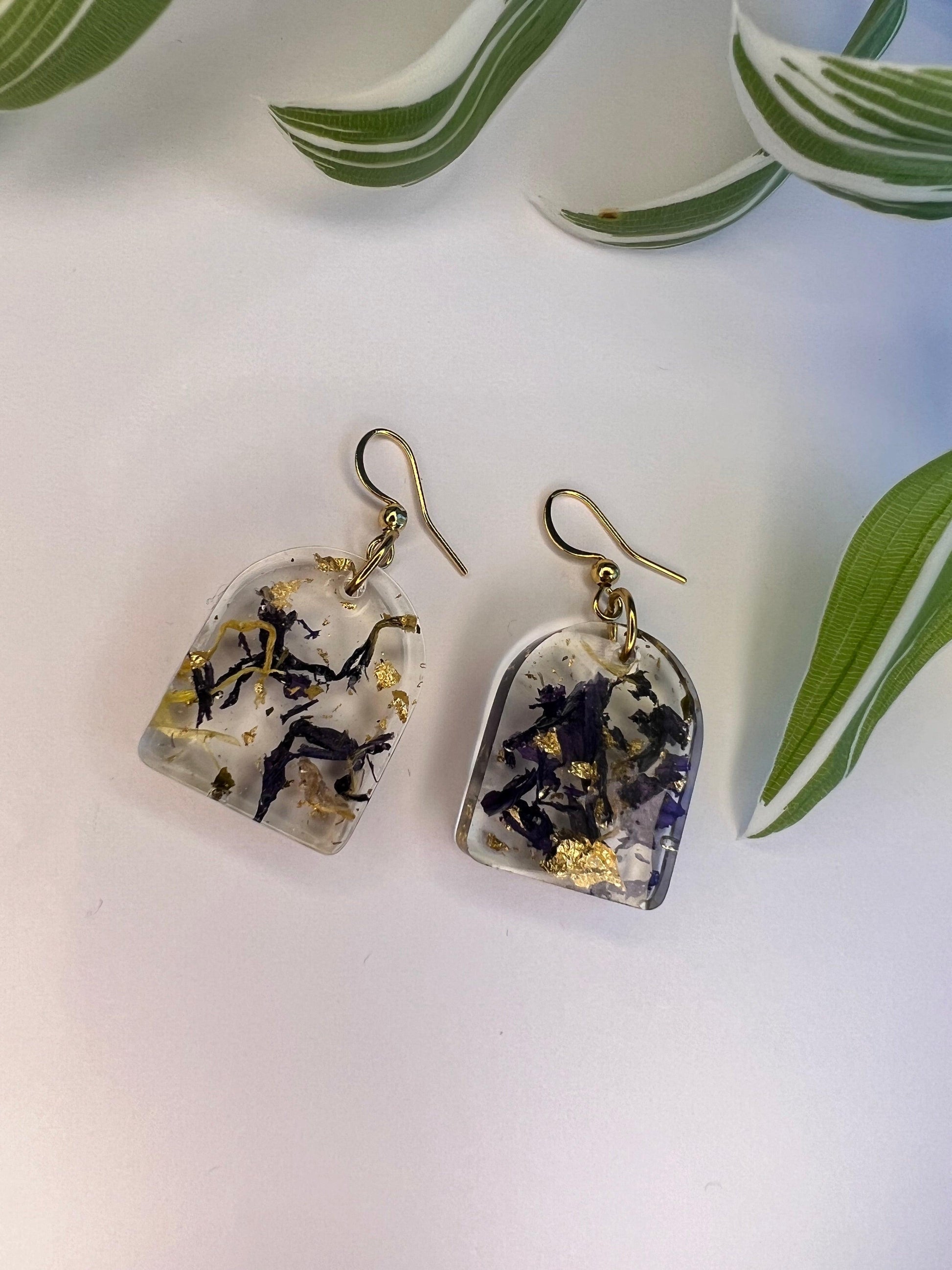 Boucles d’oreilles petites arche feuilles de mauves et feuille d’or - LunaticShop